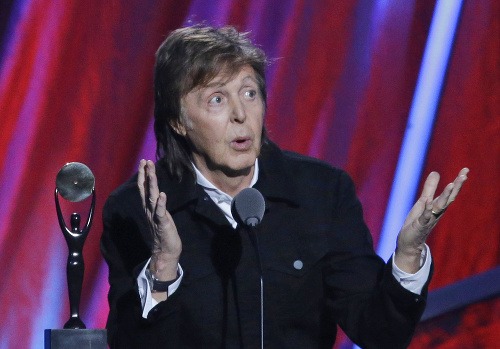 Paul McCartney má po svojom boku výstavný kus. 