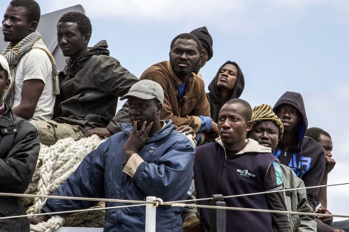 Utečenci čakajú na vylodenie pri ostrove Lampedusa.