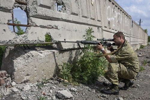Proruský rebel s ostreľovacou puškou neďaleko Donecku