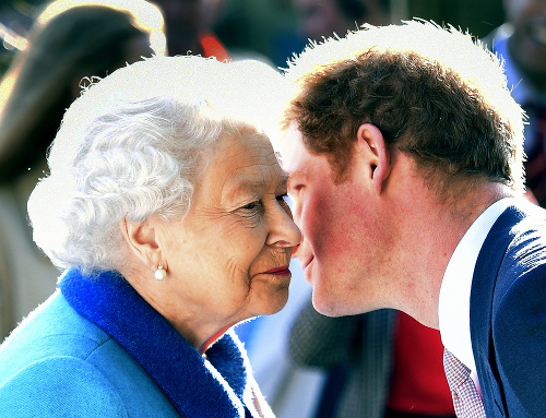 Princ Harry a britská kráľovná Alžbeta II.