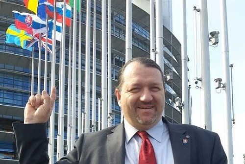 Branislav Škripek pred budovou Európskeho parlamentu