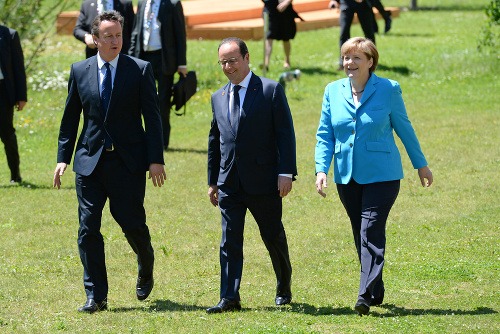 Zľava: David Cameron, Francois Hollande a Angela Merkelová