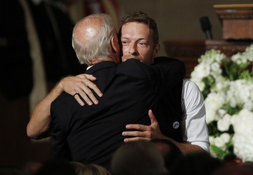 Chris Martin v objatí s viceprezidentom USA Joeom Bidenom