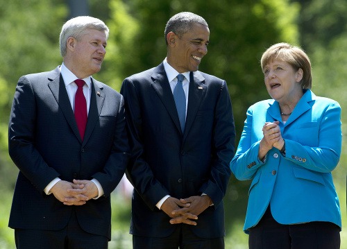 Zľava: Kanadský premiér Stephen Harper, americký prezident Barack Obama a nemecká kancelárka Angela Merkelová