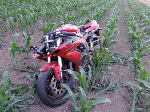 Po zrážke s vozidlom skončil dolámaný motocyklista v kukuričnom poli