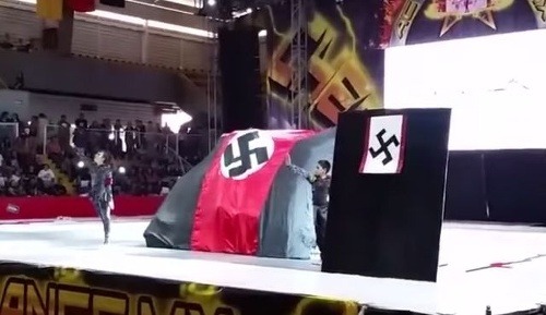 Nacistické prvky na pódiu.