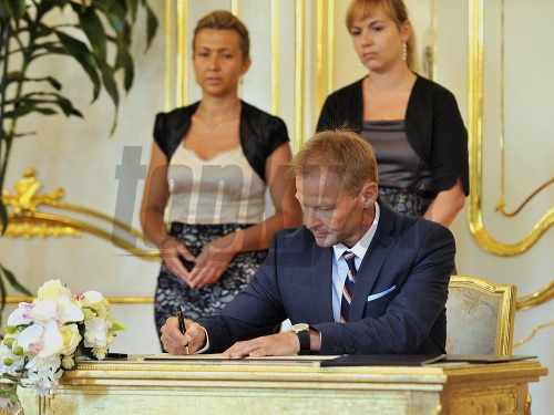 Prezident Andrej Kiska dnes vymenoval nového ministra hospodárstva - Vazila Hudáka.