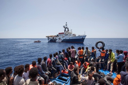 Utečenci čakajú na záchranu lode Phoenix, ktorá patrí rodine Catrambone.