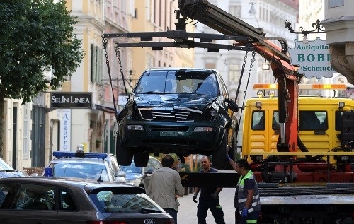 Šialenec v Grazi narazil 20. júna 2015 autom do chodcov na ulici.