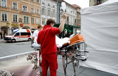 Šialenec v Grazi narazil autom do chodcov na ulici