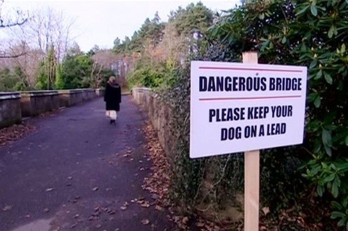 Nebezpečný most.