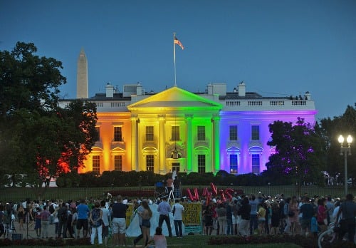 Biely dom sa zahalil do dúhových farieb na počesť rozhodnutia Najvyššieho súdu o legalizácii manželstiev osôb rovnakého pohlavia