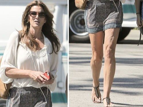 Nohy krásnej Cindy Crawford už nie sú také dokonalé ako kedysi. 