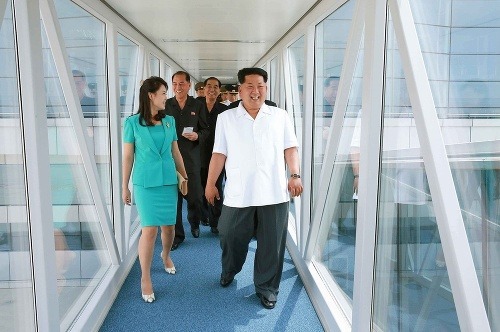 Kim Čong-un s manželkou na novom letisku.