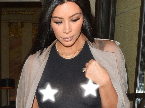 Kim Kardashian ukazuje svetu svoje bradavky aj počas tehotenstva. 