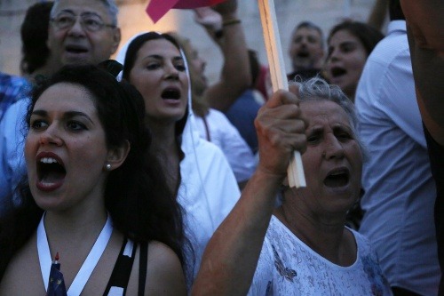 Gréci pravidelne demonštrujú v uliciach. 