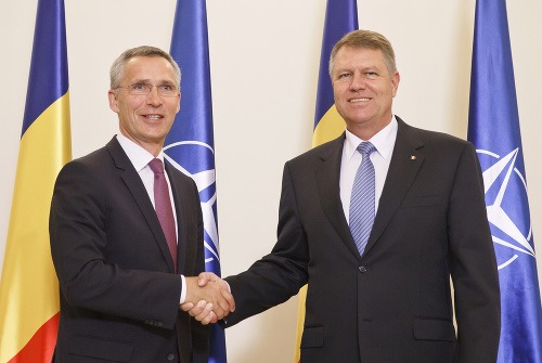 Generálny tajomník NATO Jens Stoltenberg (vľavo) a rumunský prezident Klaus Iohannis