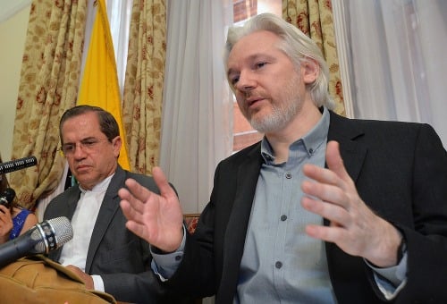 Julian Assange (vpravo)