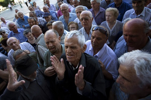 Grécki dôchodcovia sú z celej situácie zúfalí.