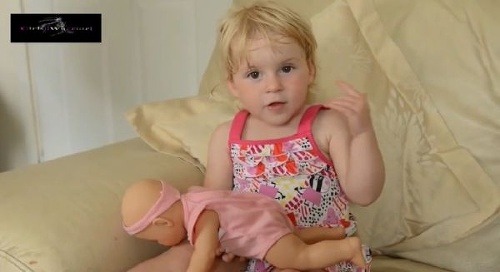 Emily a hrešiaca bábika