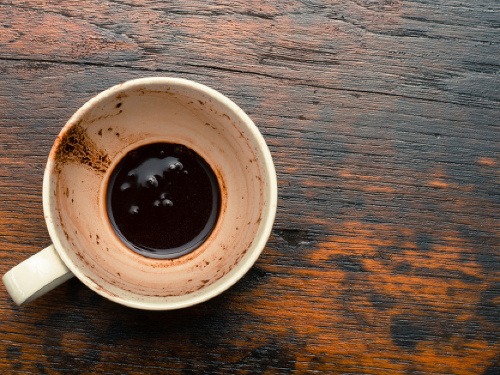 Populárna káva je okrem skvelého aromatického nápoja aj vynikajúcim pomocníkom v domácnosti, záhrade či v kozmetickom priemysle