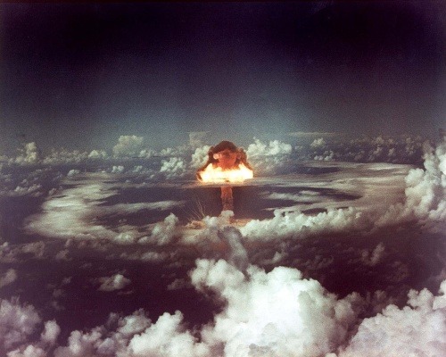 Výbuch nukleárnej bomby o sile 500 kiloton, 1952.