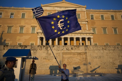 Gréci demonštrovali za zotrvanie v eurozóne.