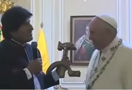 Bolívijský prezident Evo Morales odovzdáva pápežovi Františkovi dar: sošku Krista ukrižovaného na kosáku a kladive