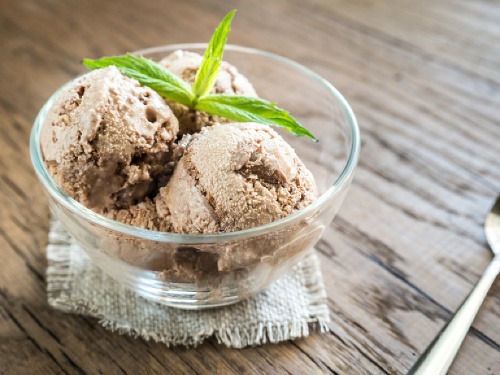 Osviežujúcu domácu zmrzlinu si jednoducho pripravíte doma bez akýchkoľvek zmrzlinárskych prístrojov