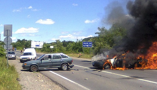 Horiace policajné auto po útoku nacionalistov v Mukačeve