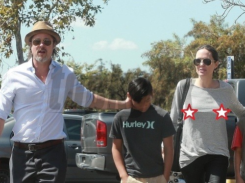 Brad Pitt pútal na nákupoch pozornosť šedivou bradou, jeho žena Angelina Jolie trčiacimi bradavkami. 