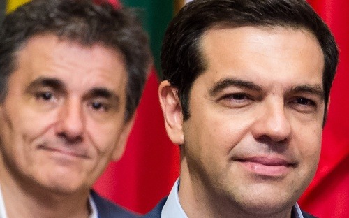Grécky minister financií Tsakalotos s premiérom Tsiprasom