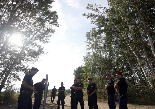 Maďarská polícia stráži oblasť, kadiaľ povedie plot.
