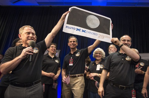V NASA oslavujú úspech misie.