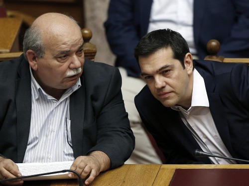 Minister vnútra Nikos Voutsis a premiér Grécka Alexis Tsipras