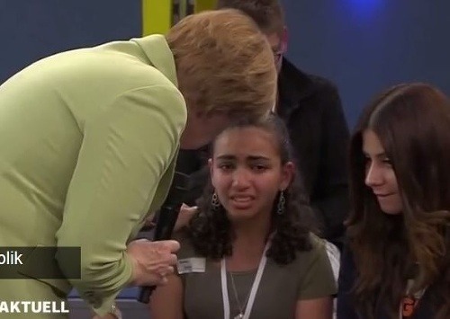Dievča sa pred Merkelovou rozplakalo.