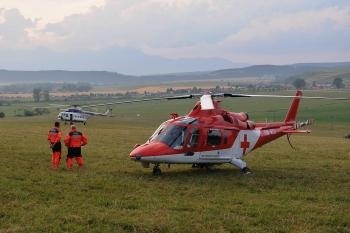 Vrtuľník Leteckej záchrannej služby Air Transport Europe a posádka čakajú na poli neďaleko obce Hrabušice počas havárie.