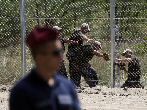 Maďari už začali stavať oplotenie