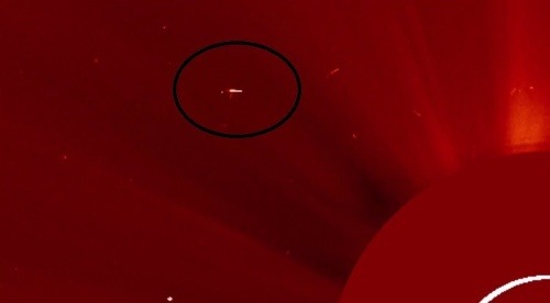 Biely objekt na snímke má dokazovať materskú loď mimozemšťanov
