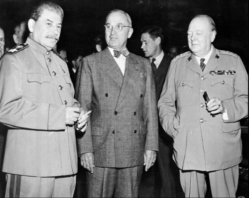 Štátni predstavitelia na Postupimskej konferencii (zľava Stalin, Truman a Churchill)