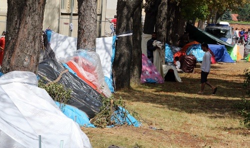 Migranti v Aténach obsadili park