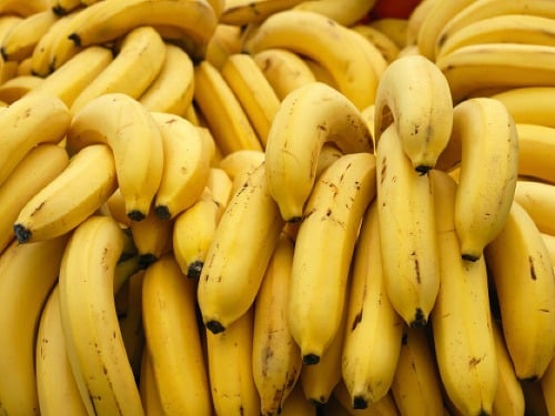 Muž musel zjesť 40 banánov