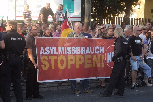 Takto sa v Drážďanoch protestovalo pred týždňom proti migrantom