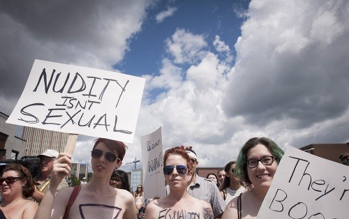 Ženy v Ontáriu pripomenuli svoje právo na odhalené poprsie