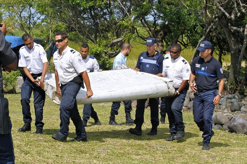 Malajzijský tím na francúzskom ostrove Réunion v Indickom oceáne našiel ďalšie trosky lietadla, vrátane okna a hliníkovej fólie