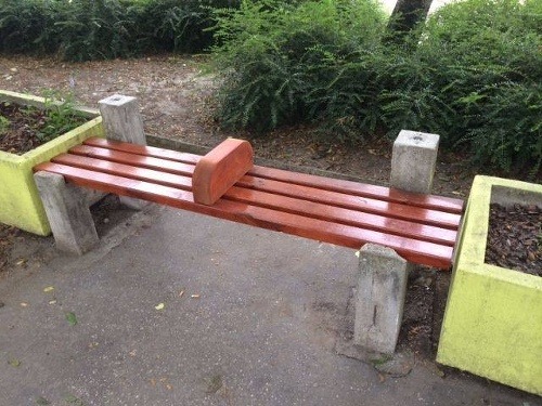 Takto vraj mesto vyriešilo problém s prespávaním bezdomovcov na lavičkách.
