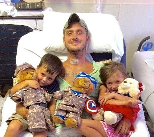 Tim so svojimi deťmi Hallie Kate a Connorom v nemocničnej posteli.