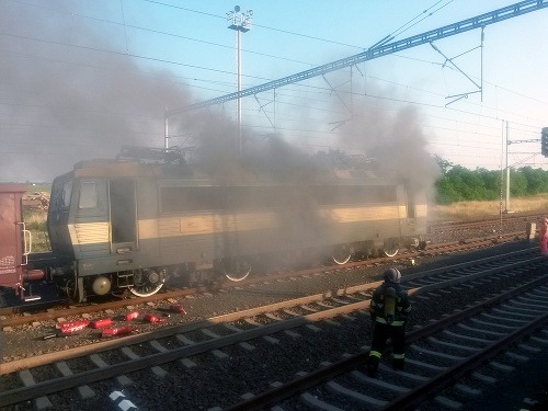 Požiar strojovne rušňa na železničnej stanici v Piešťanoch