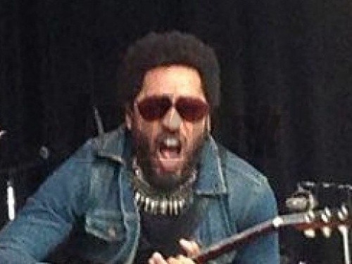 Lenny Kravitz si počas koncertu vyrobil poriadny trapas. 