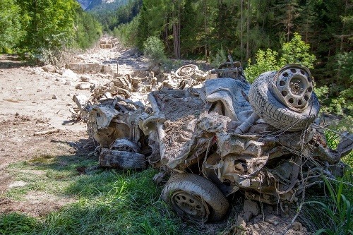 Takto vyzerajú miesta po zosuve pôdy na severe Talianska, pri ktorých zahynuli traja ľudia.